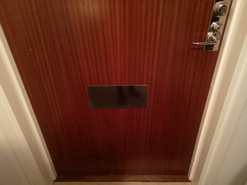 Dörr med brevinkast