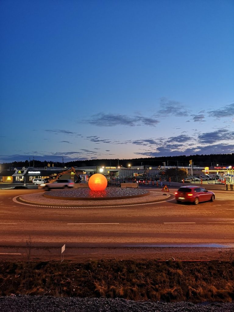 Glaskonst, rondell på väg 276, Åkersberga